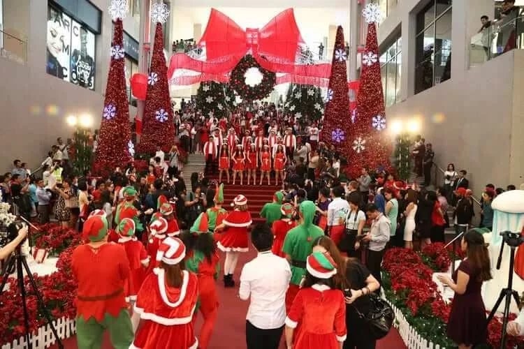 Christmas performances are held in theaters, hotels, malls, and concert halls