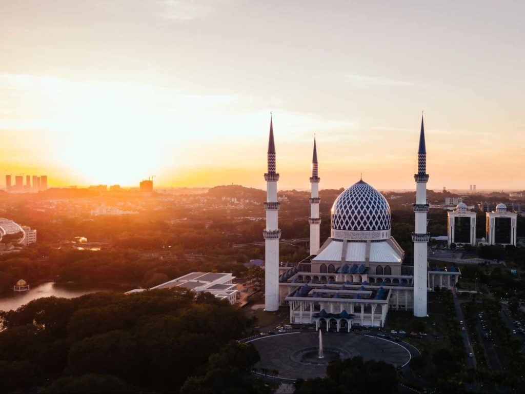 Malaysians pray to thank the almighty