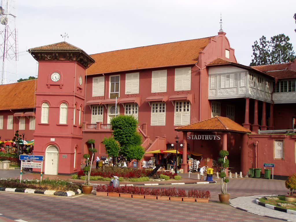 Stroll along the streets of Stadthuy
