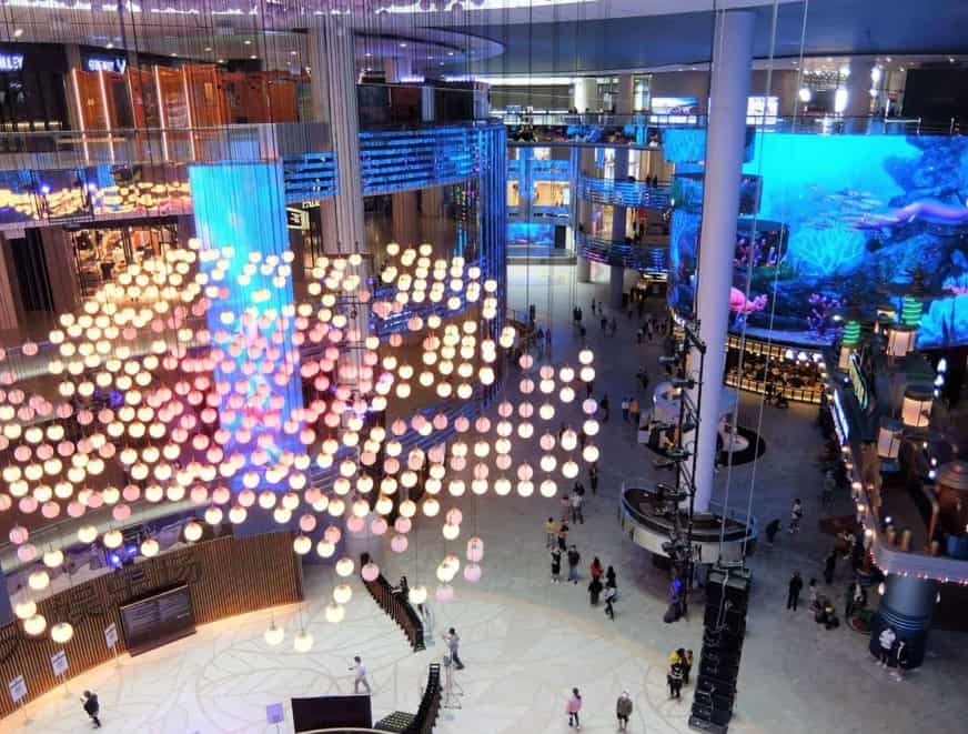 Discover stores and restaurants in SkyAvenue