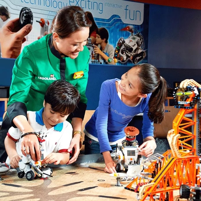 Build high-tech figures at Lego Mindstorms